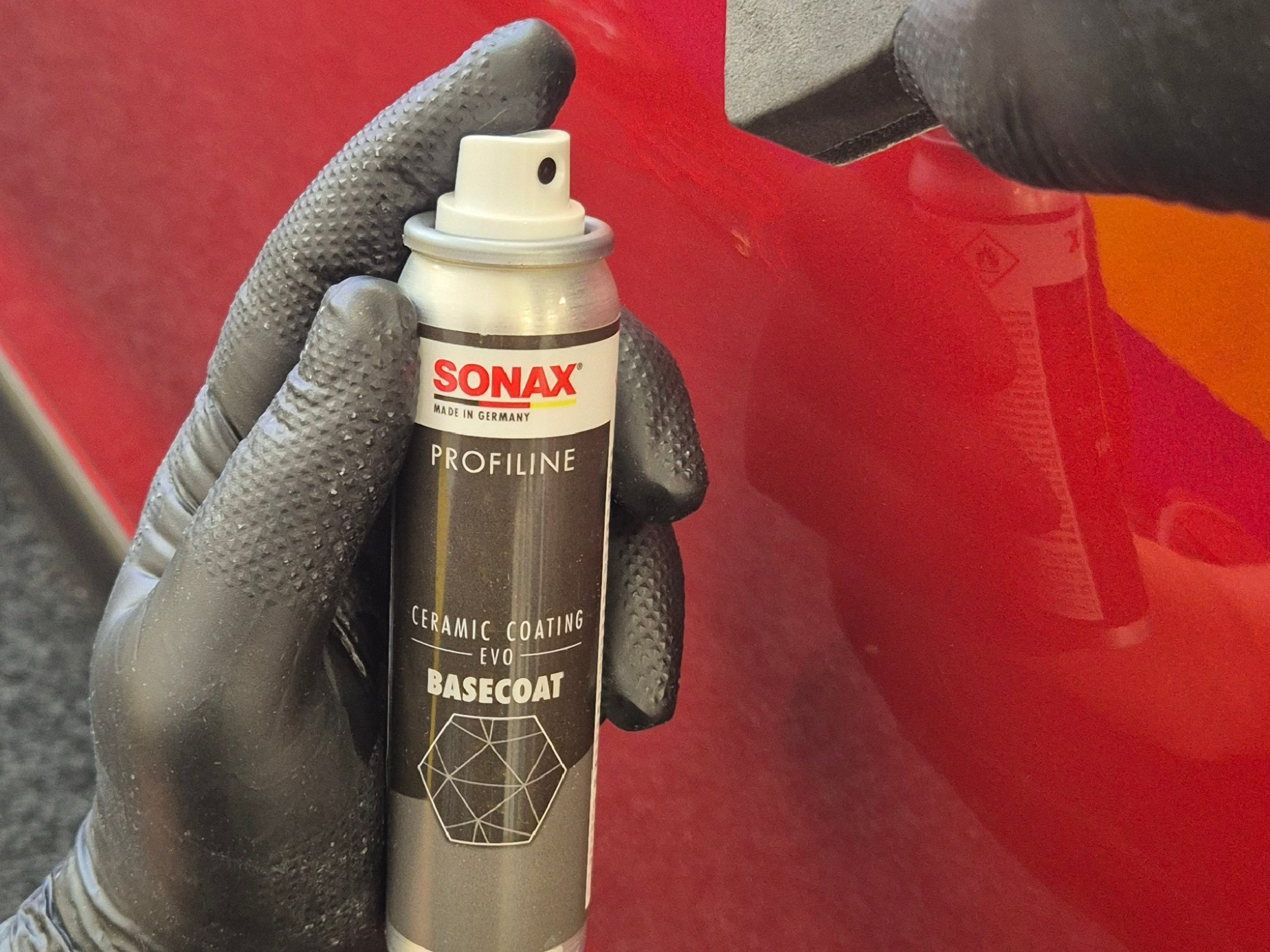 SONAX Profiline Ceramic Coating EVO Basecoat wird auf Autolack aufgetragen