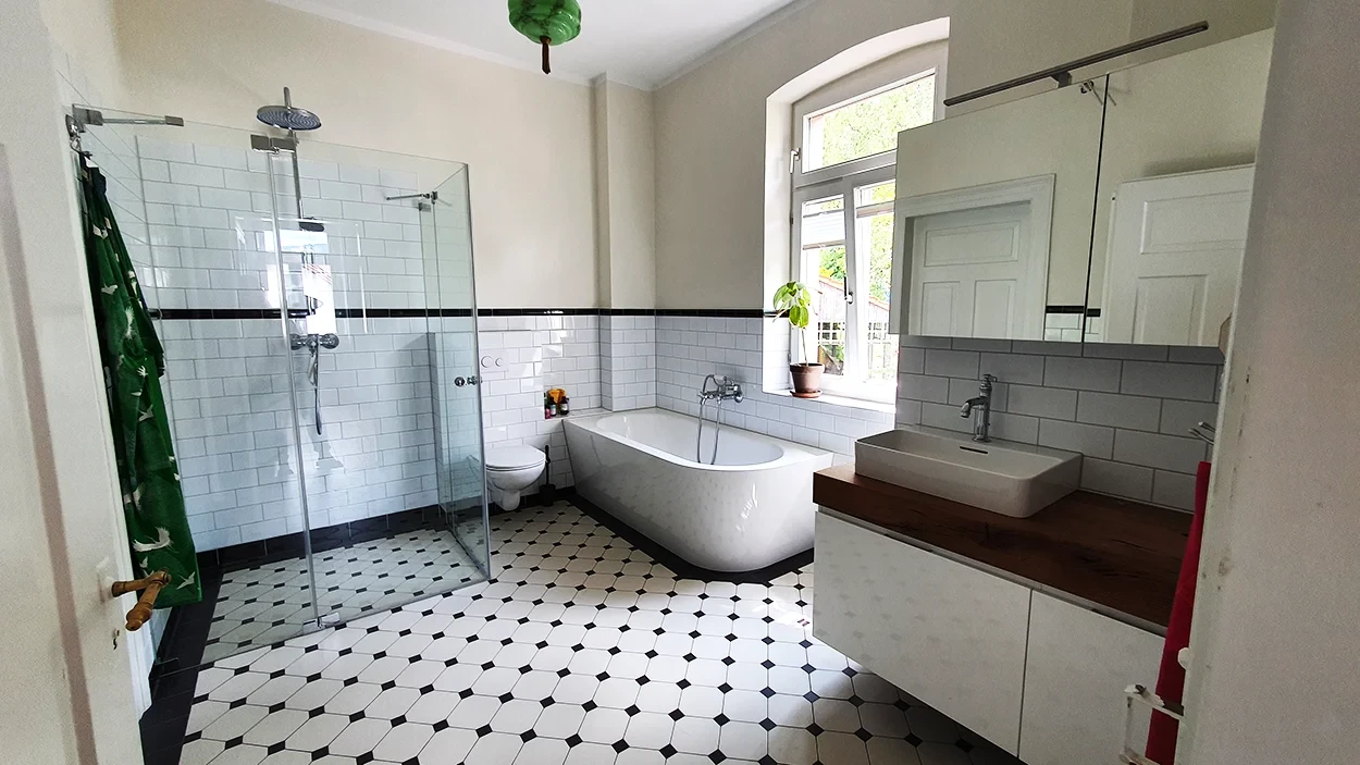 Modernes Badezimmer nach Badsanierung mit individueller Note, freistehender Badewanne, Dusche und stilvollen Fliesen