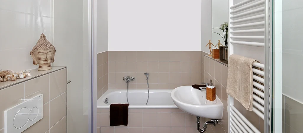 Modernes Bad mit Badewanne und Waschbecken, minimalistisches Design