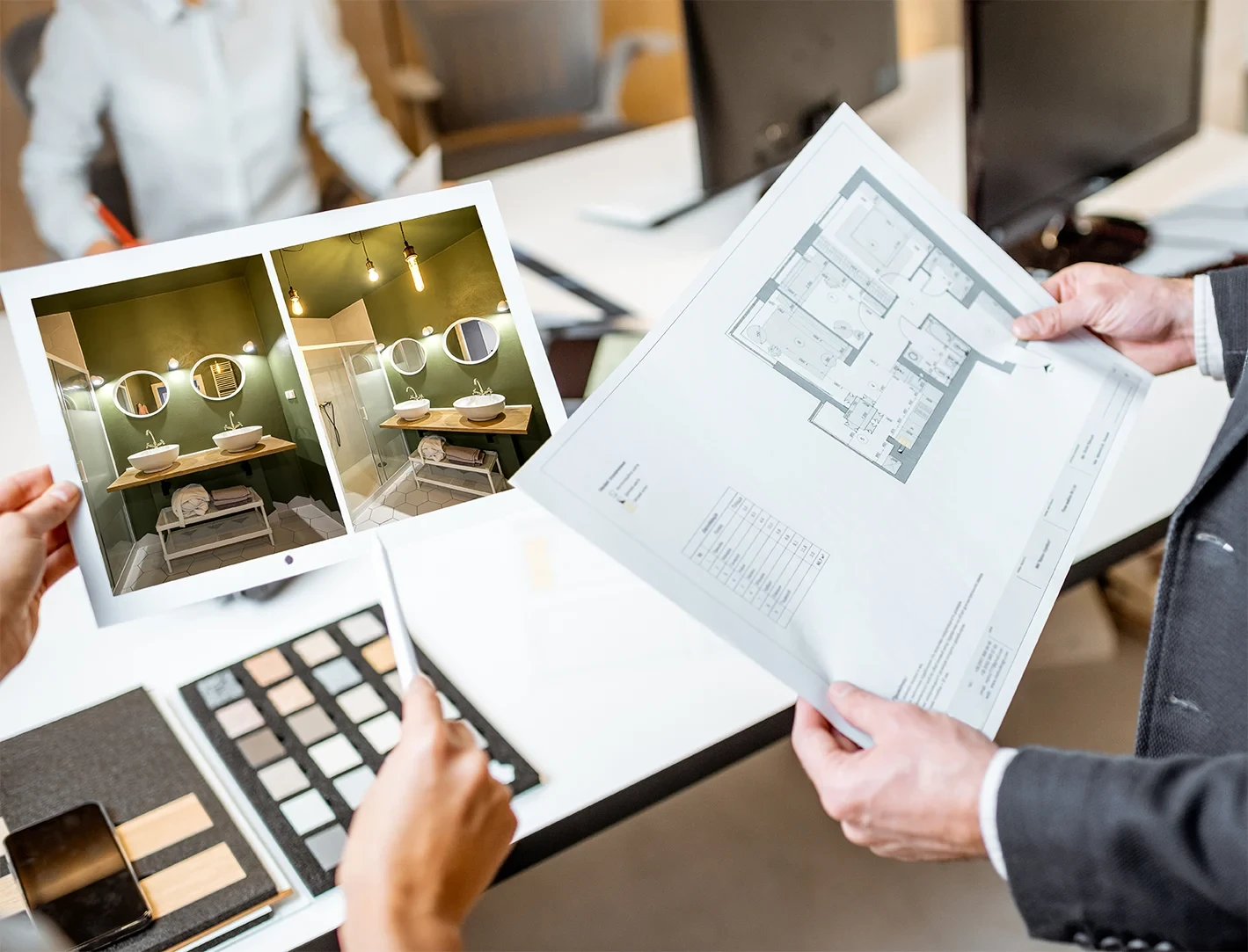 Planung und Gestaltung eines modernen Badezimmers mit Grundriss, Materialmustern und Bad-Visualisierung