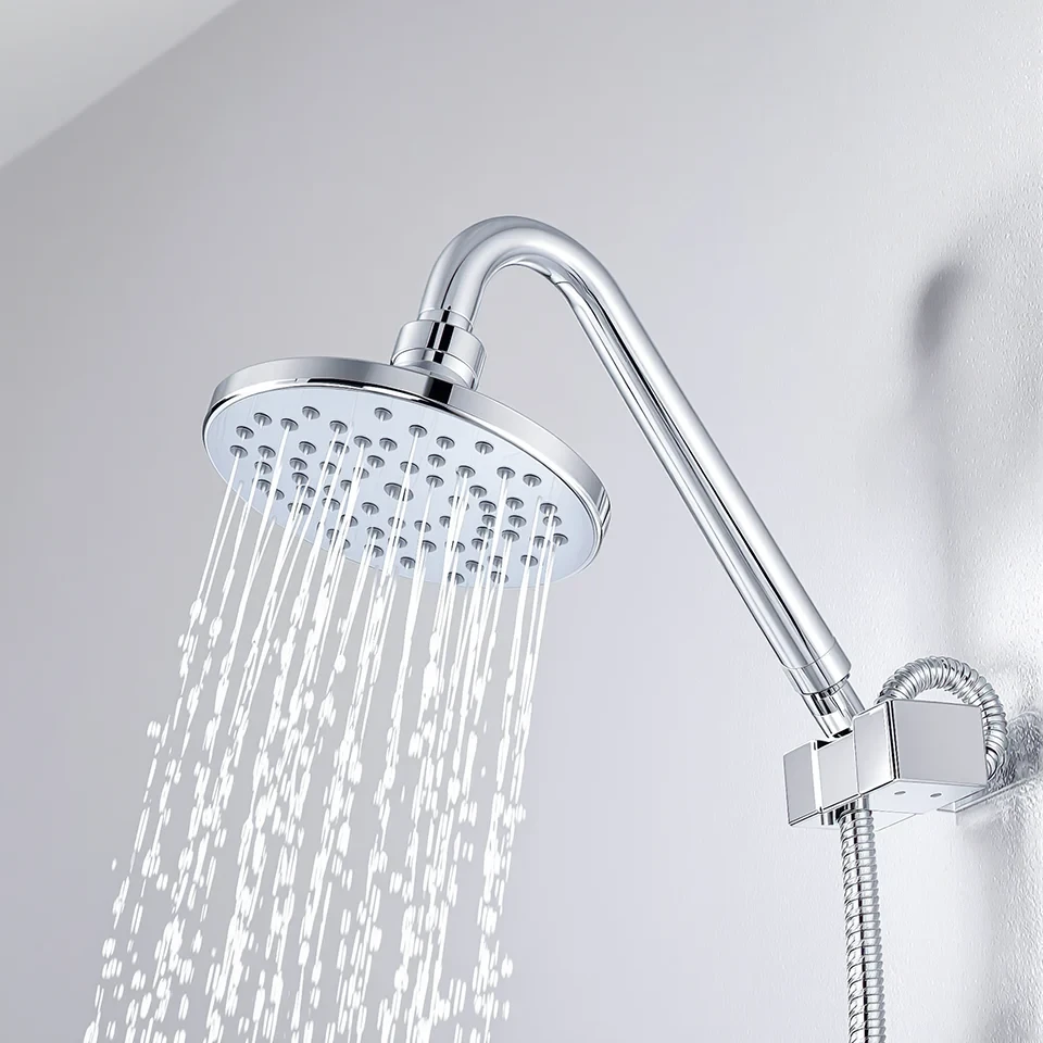 Moderne Duscharmatur mit Wasserstrahl als Contentbild zur Badrenovierung