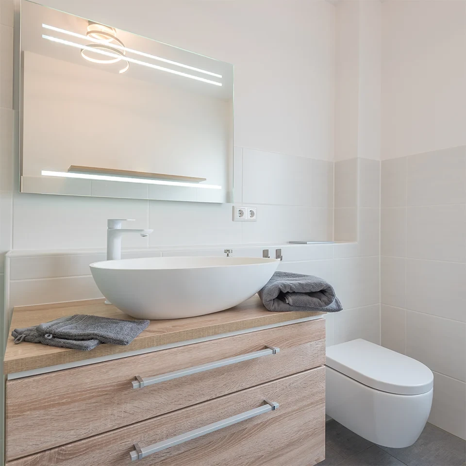 Modernes Gäste-WC mit Waschtisch, Spiegel und Handtüchern