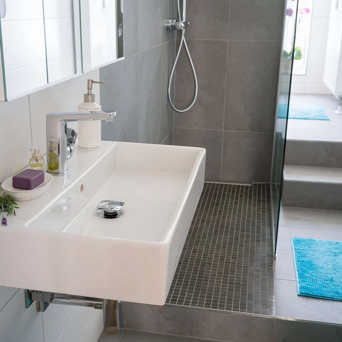 Modernes kleines Bad nach Renovierung mit Waschbecken und offener Dusche