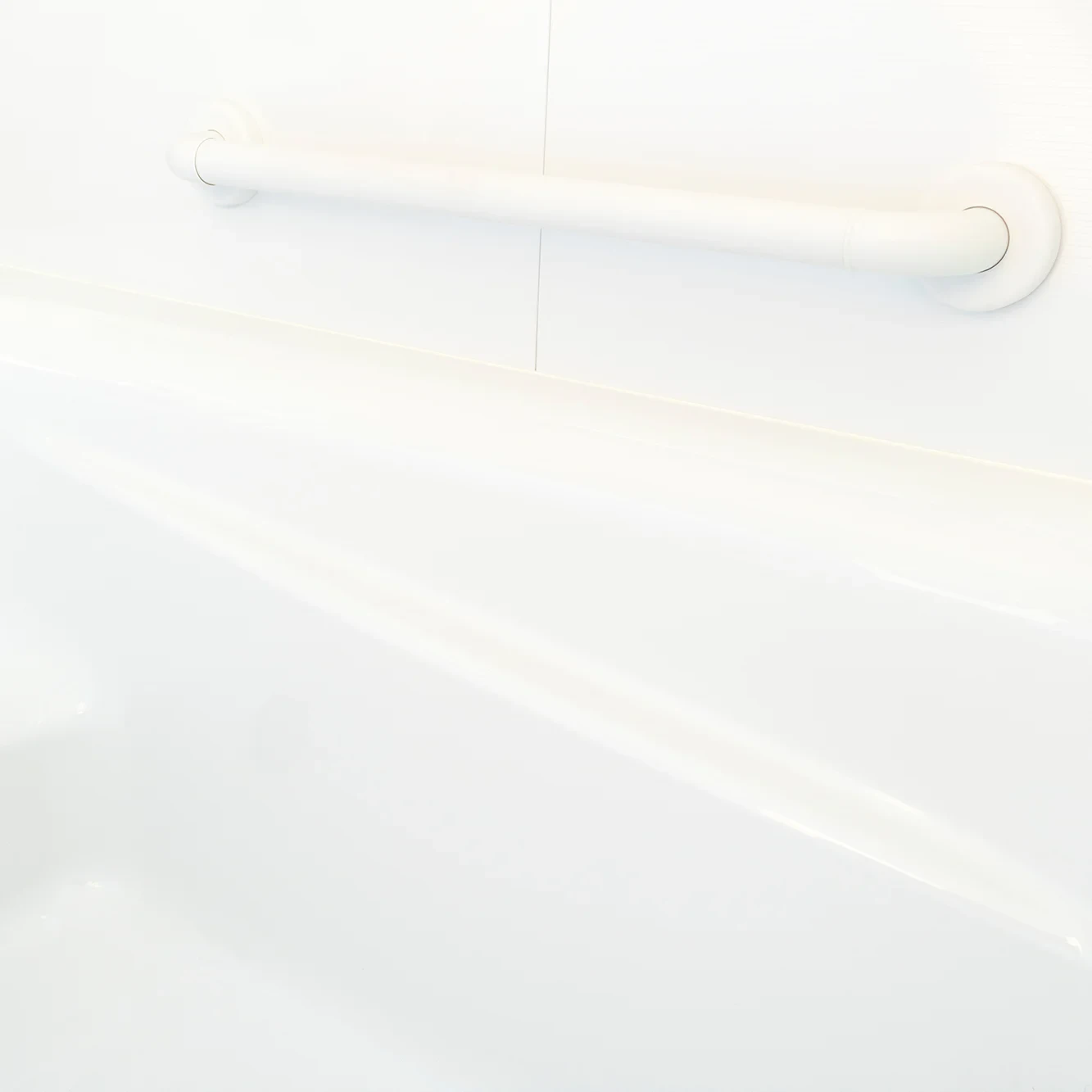 Haltegriff in einem altersgerechten Badezimmer zur Erhöhung der Sicherheit