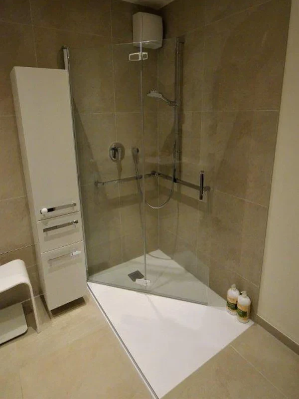 Altersgerechtes Badezimmer mit barrierefreier Dusche und Haltegriffen