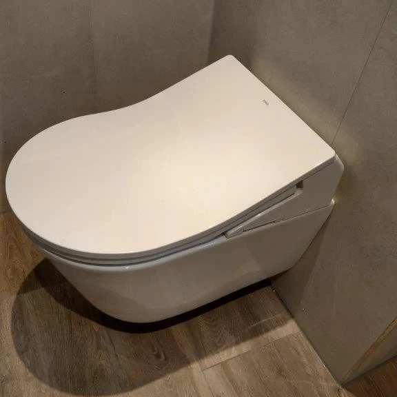 Modernes Dusch-WC in einem Badezimmer mit Holzfußboden