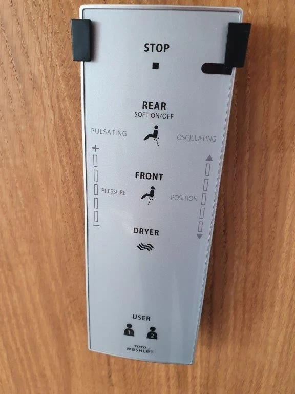 Bedienfeld eines Dusch-WCs mit verschiedenen Einstellungen für Reinigung und Trocknung