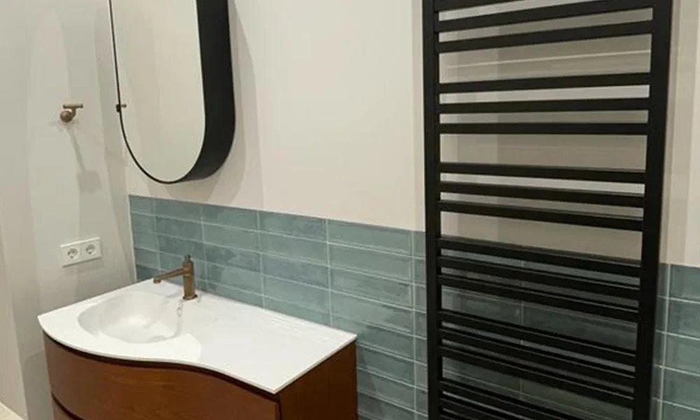 Moderner Badheizkörper im passenden Stil zu Badezimmermöbeln und Fliesen