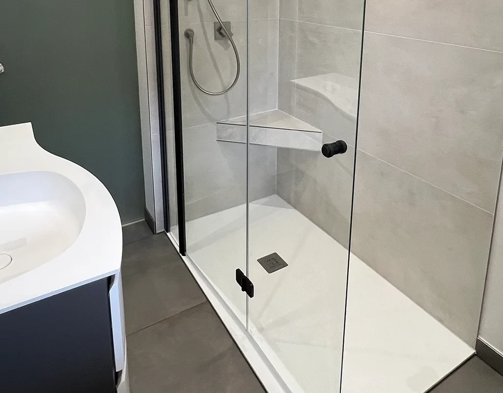 Modernes Bad mit Dusche in kleinem Badezimmer, platzsparende Einrichtungsidee