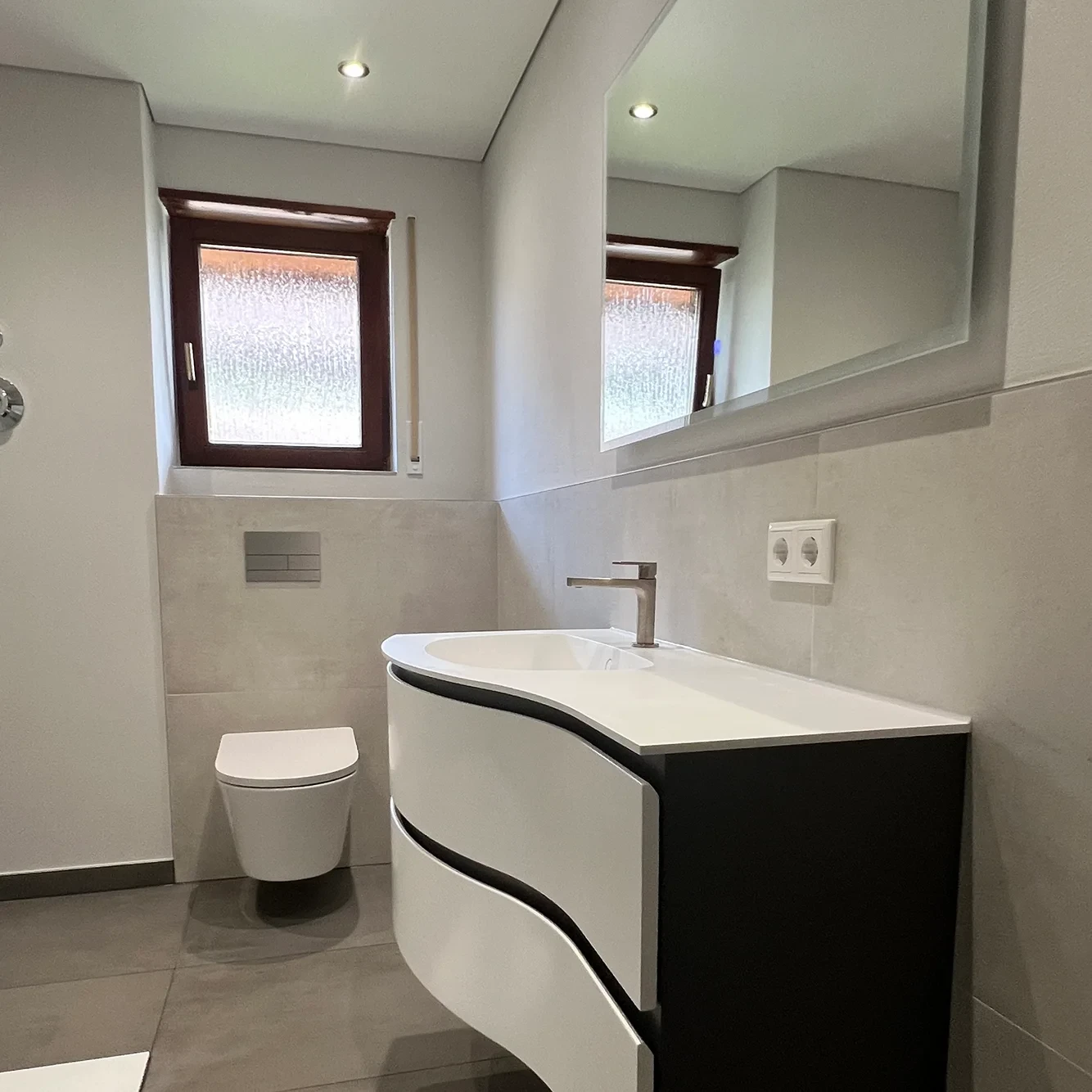 Modernes kleines Bad mit großer Wirkung, stilvoll eingerichtet mit Hänge-WC und Waschtisch