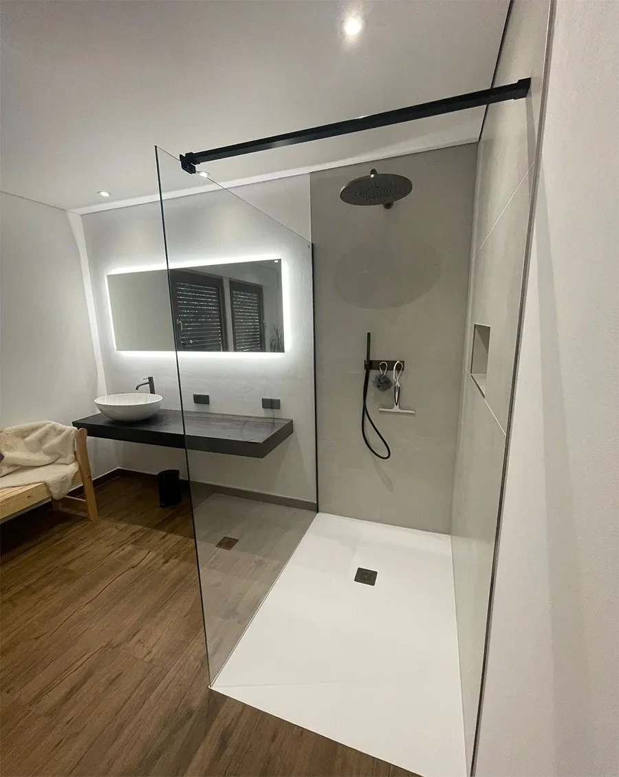 Modernes, altersgerechtes Badezimmer mit barrierefreier Dusche und seniorengerechter Ausstattung umbauen lassen