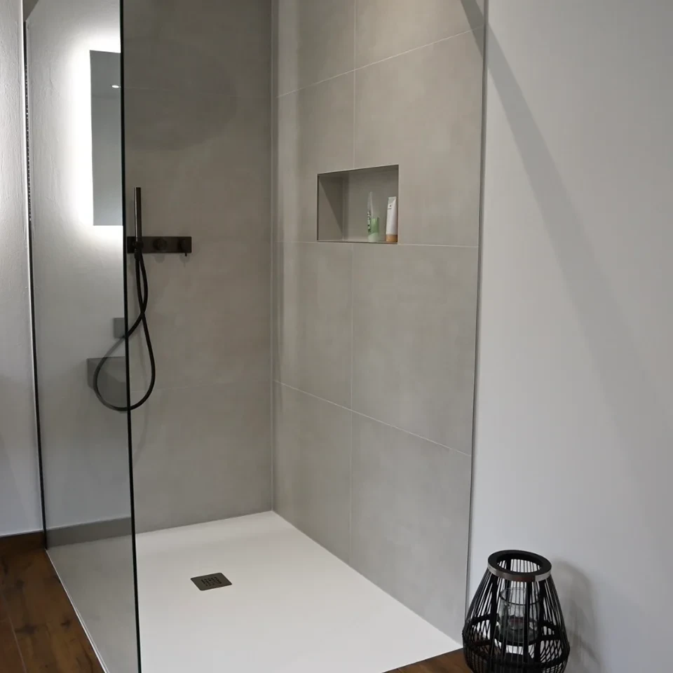 Ebenerdige, bodentiefe Dusche im modernen Bad mit Glasabtrennung und Wandnische