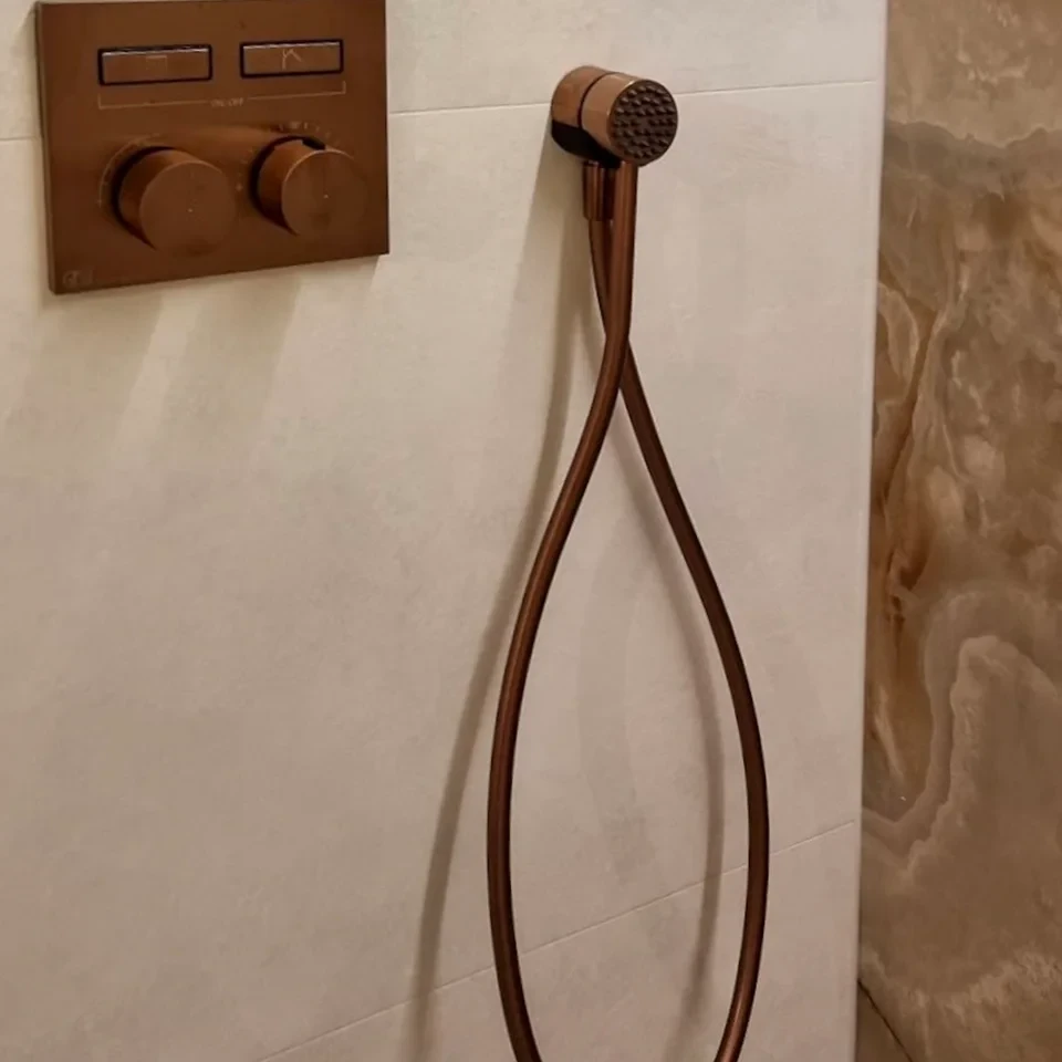 Showroom Contentbild: luxuriöse Duscharmatur in Bronzeoptik mit moderner Wandsteuerung