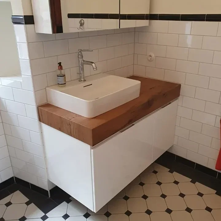 Modernes Badezimmer mit Waschbecken und Holzplatte in Heidelberg-Schlierbach