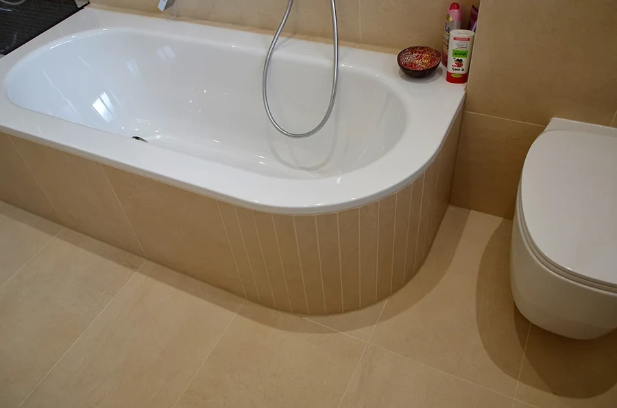 Moderne Badewanne im Badezimmer in Dossenheim – Impressionen