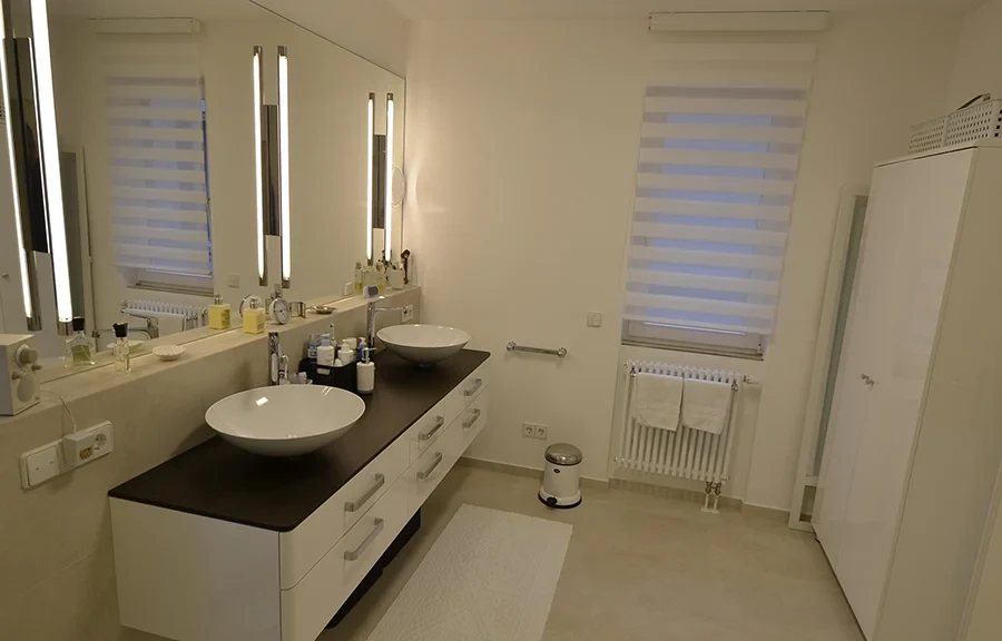 Großzügiges modernes Badezimmer in Mannheim mit Doppelwaschbecken und stilvoller Einrichtung – Impressionen