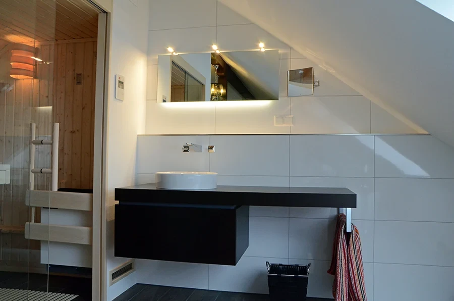 Modernes Badezimmer im Dachgeschoss mit Wellness-Ambiente und stilvoller Einrichtung