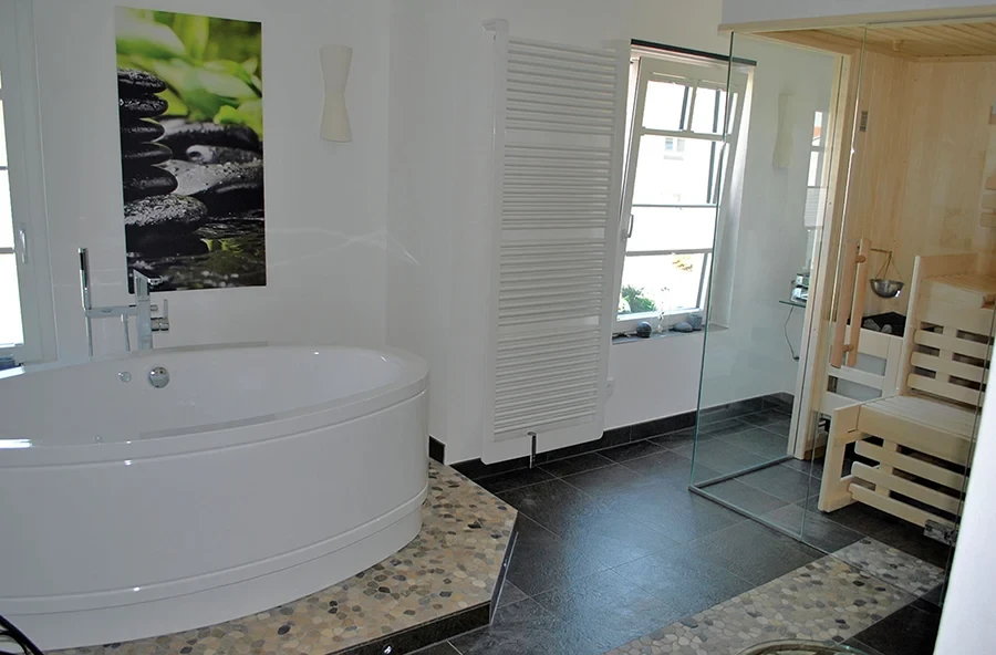 Modernes Badezimmer mit Whirlpool und Sauna in Nußloch
