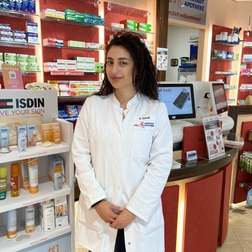 Rahaf Esmail Pharmaziepraktikantin in der Apotheke Rahaf Esmail als Pharmaziepraktikantin in einer Apotheke vor ISDIN Produkten