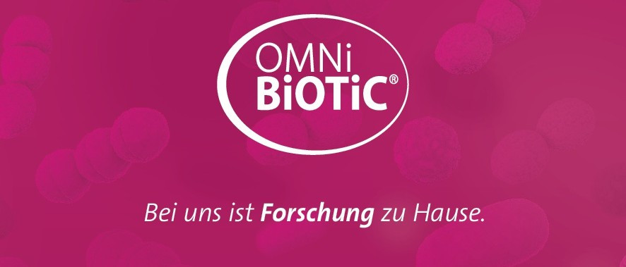 OMNi-BiOTiC Logo auf pinkem Hintergrund mit dem Slogan 'Für uns ist Forschung zu Hause' – Bild zur Darmberatung