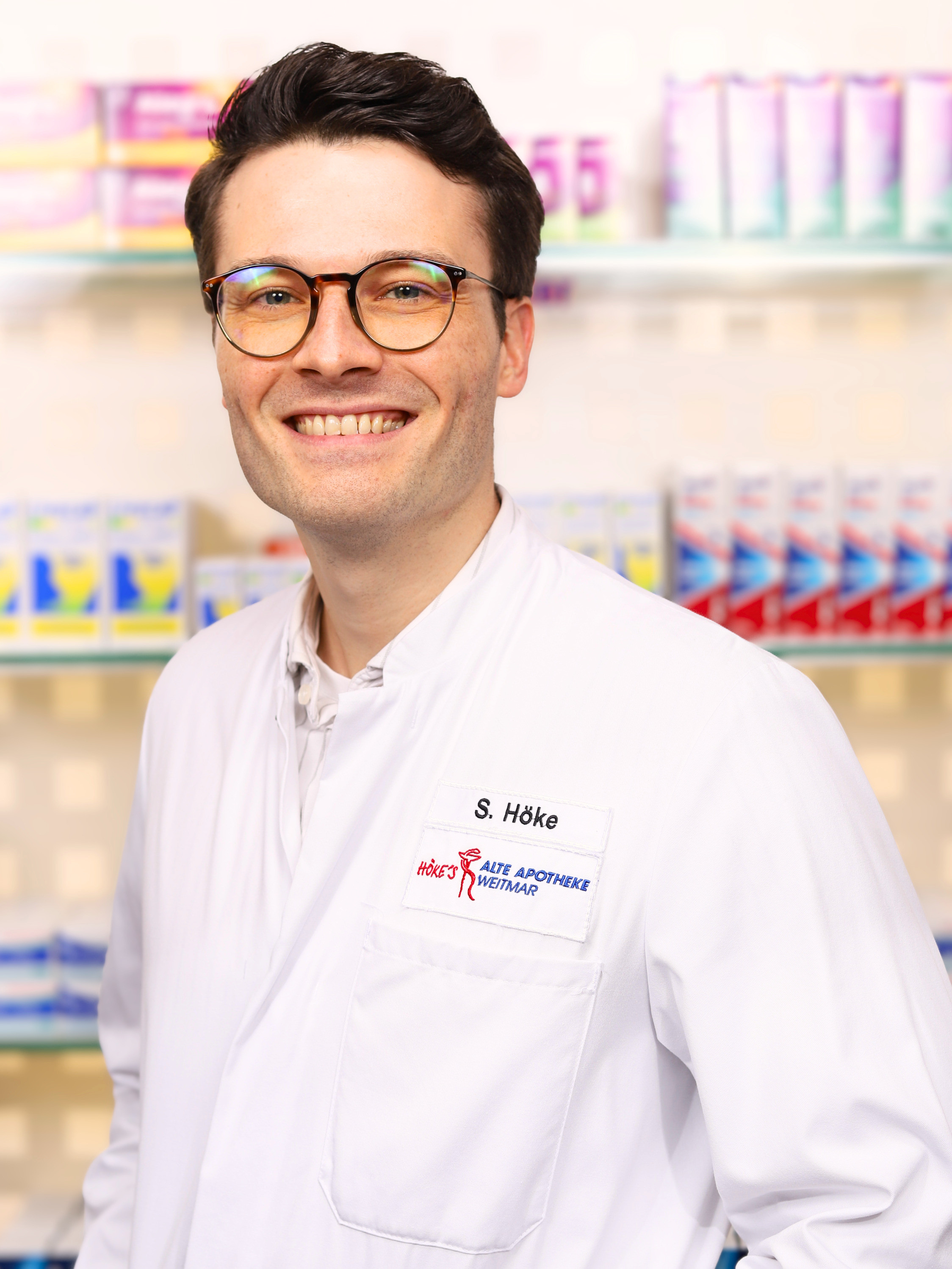 Apotheker S. Höke in der Alte Apotheke Weimar im weißen Kittel