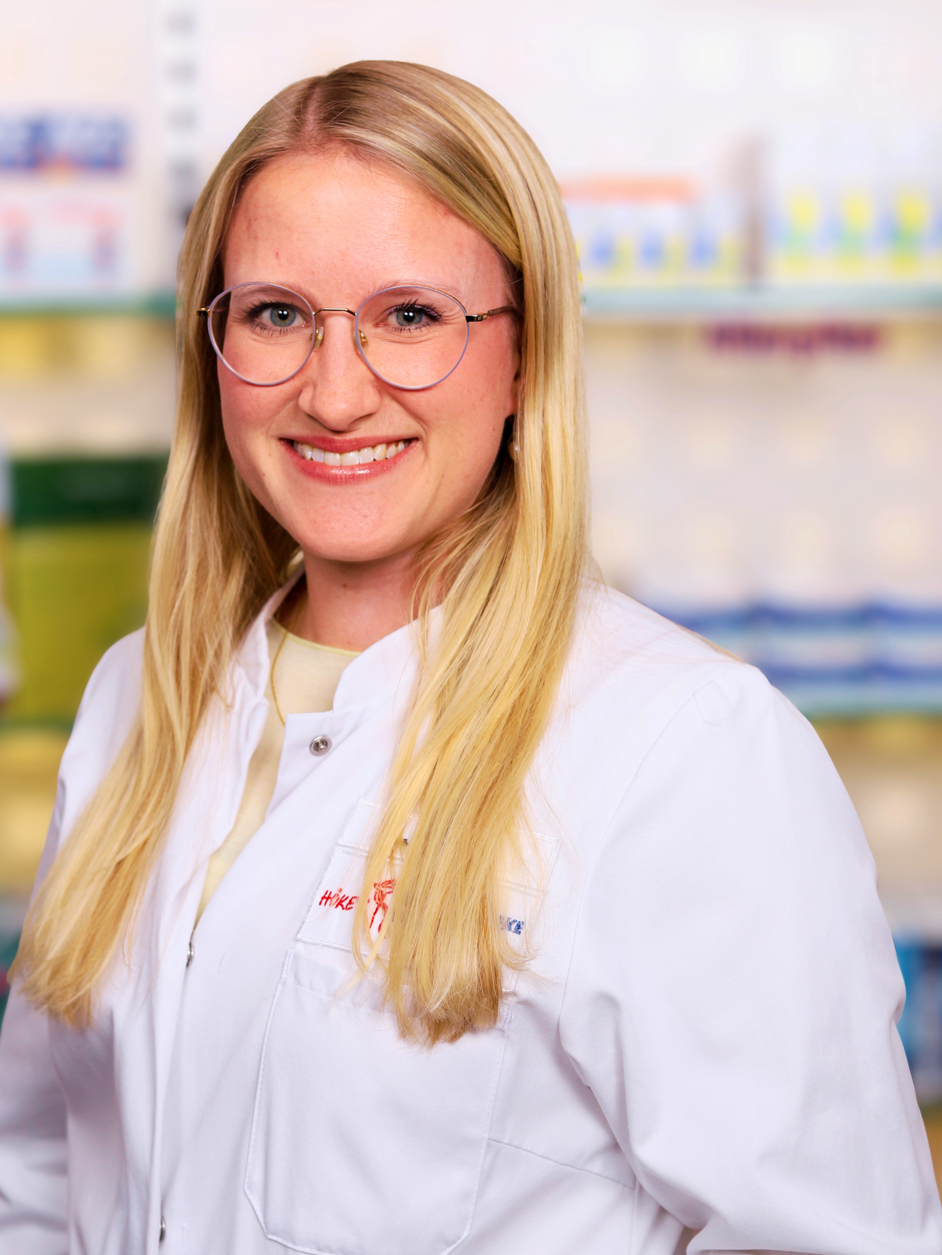Frau Hoke J. in weißem Kittel in einer Apotheke