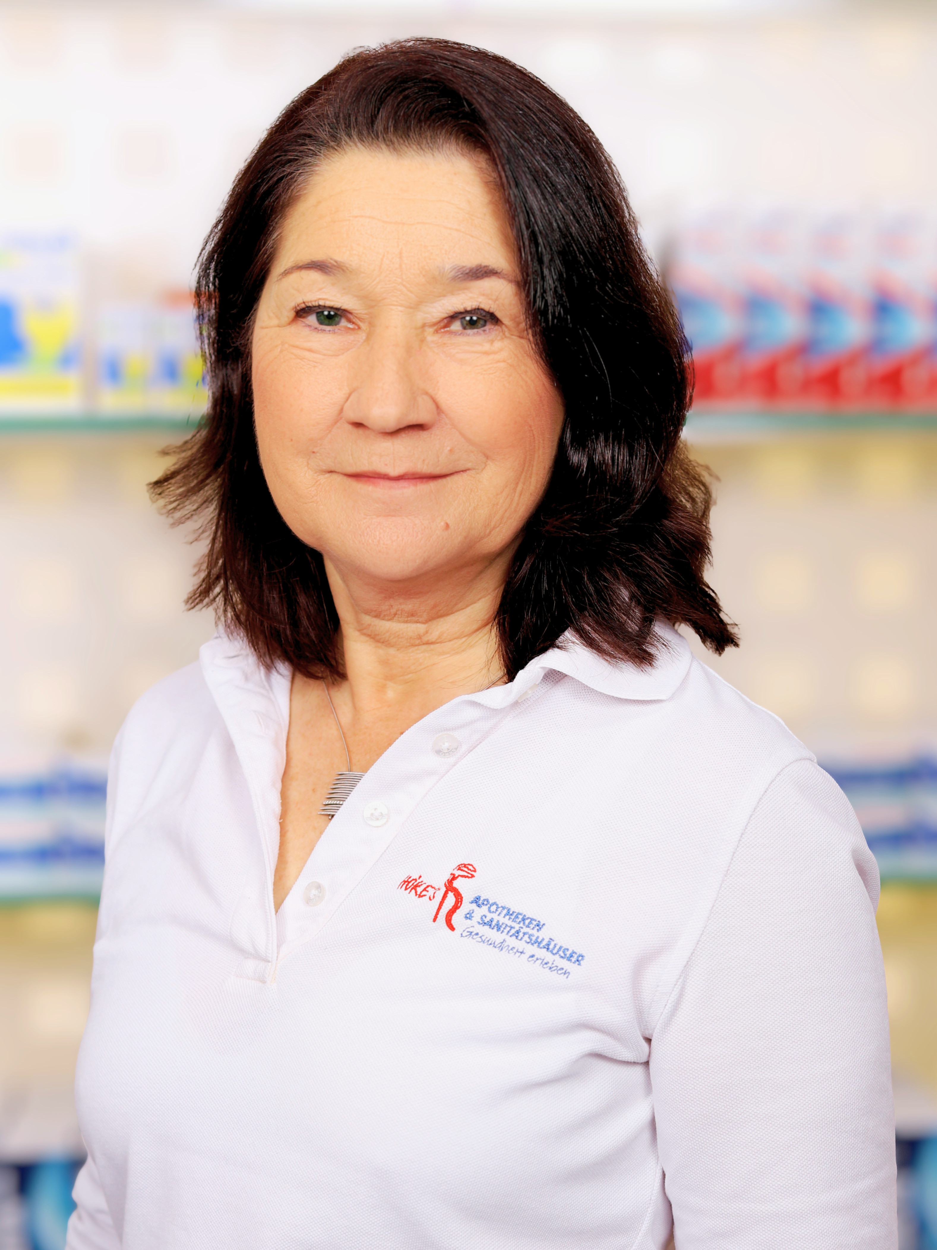 Mitarbeiterin von Apotheke & Sanitätshaus Hoke in weißem Poloshirt, Portraitaufnahme