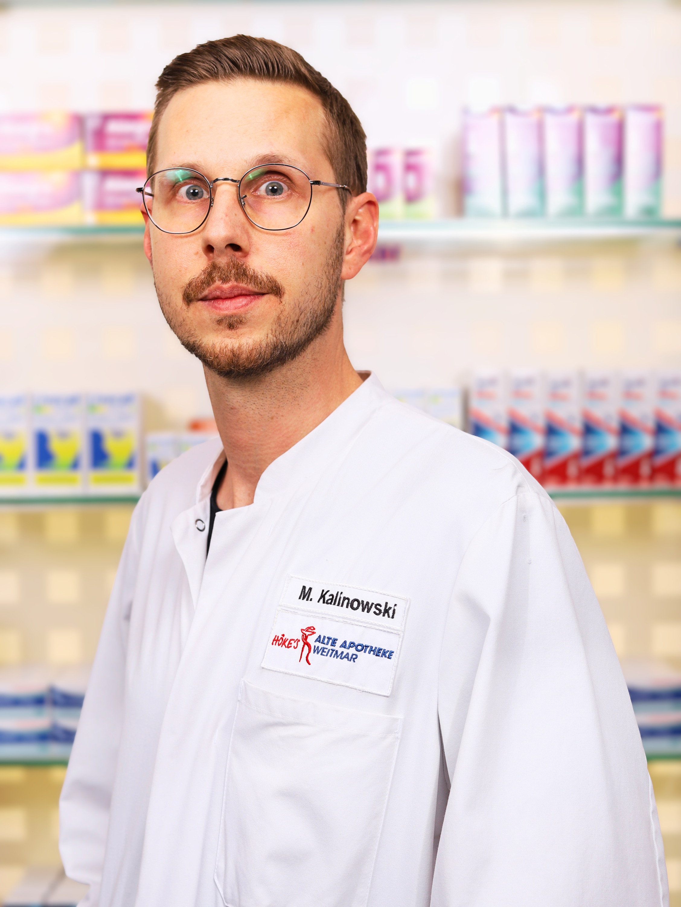 Apotheker M. Kalinowski in der Alten Apotheke Weitmar vor einem Regal mit Medikamenten