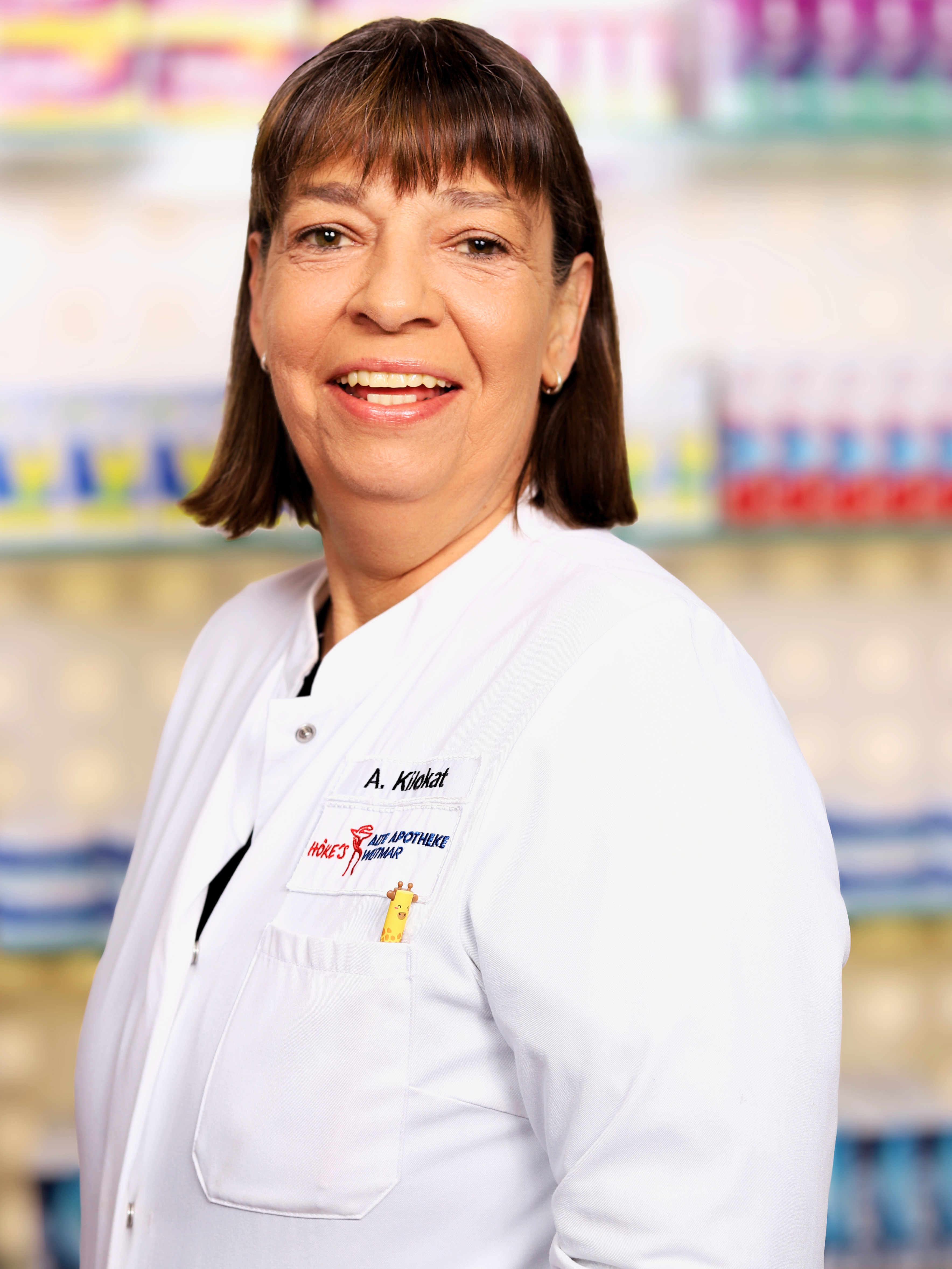 A. Kilokat in weißem Kittel in einer Apotheke