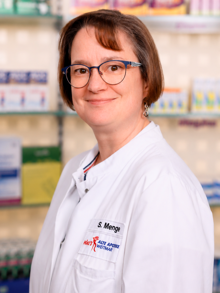 S. Menge von der Alten Apotheke Weitmar im weißen Kittel, Porträt in der Apotheke