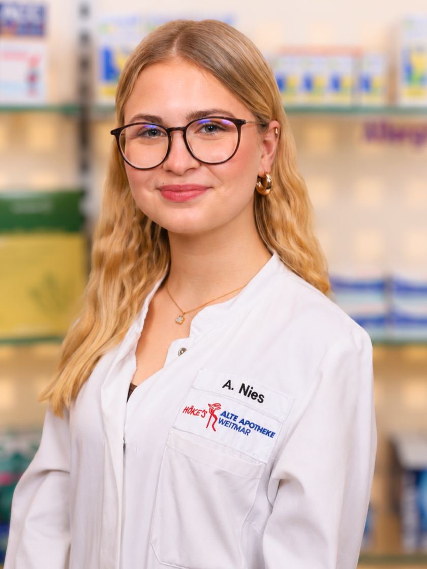 A. Nies von der Alten Apotheke Weitmar im weißen Kittel, Portraitaufnahme