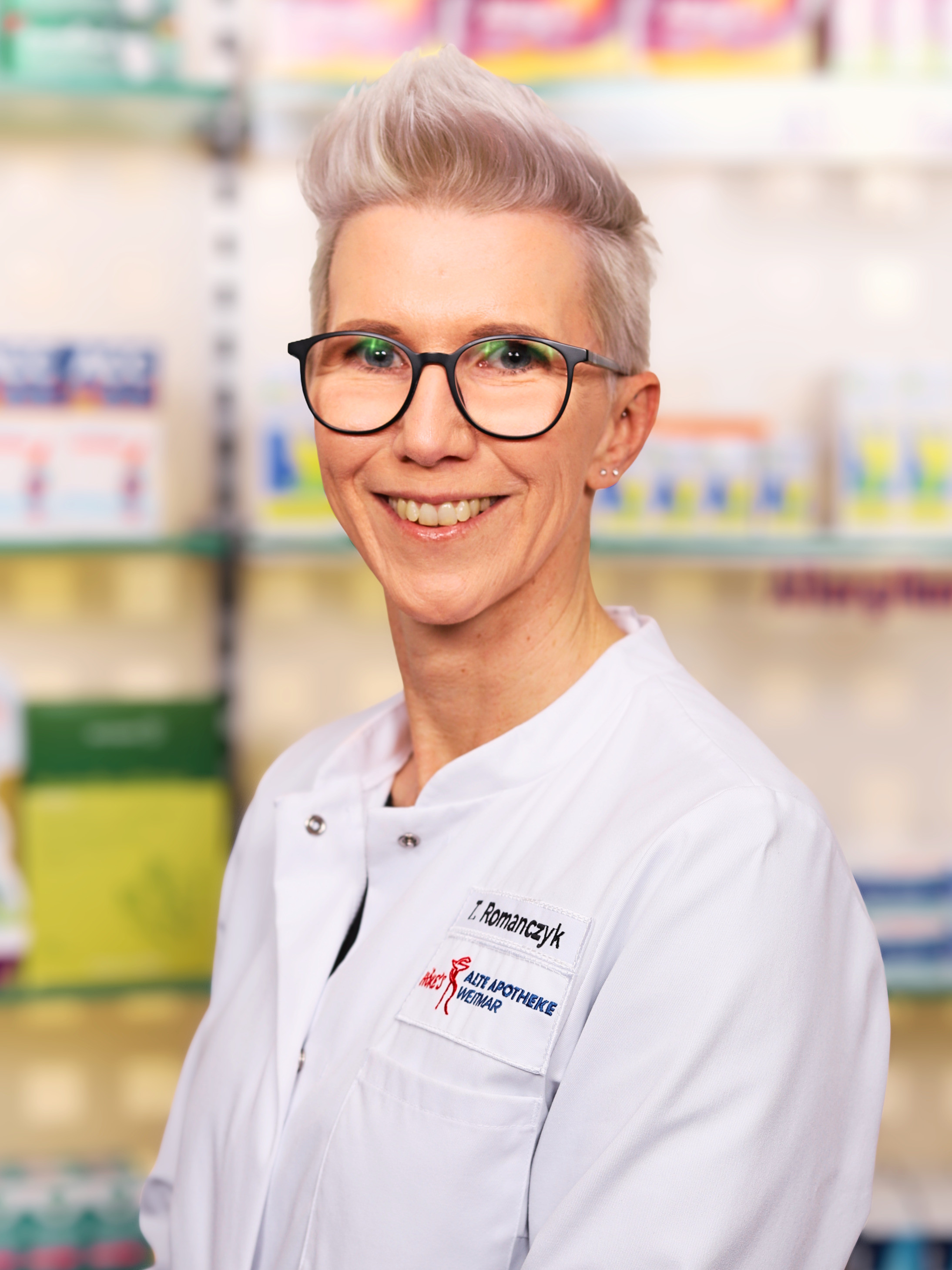 Apothekerin Romanczyk in der Alt Apotheke Weimar im weißen Kittel