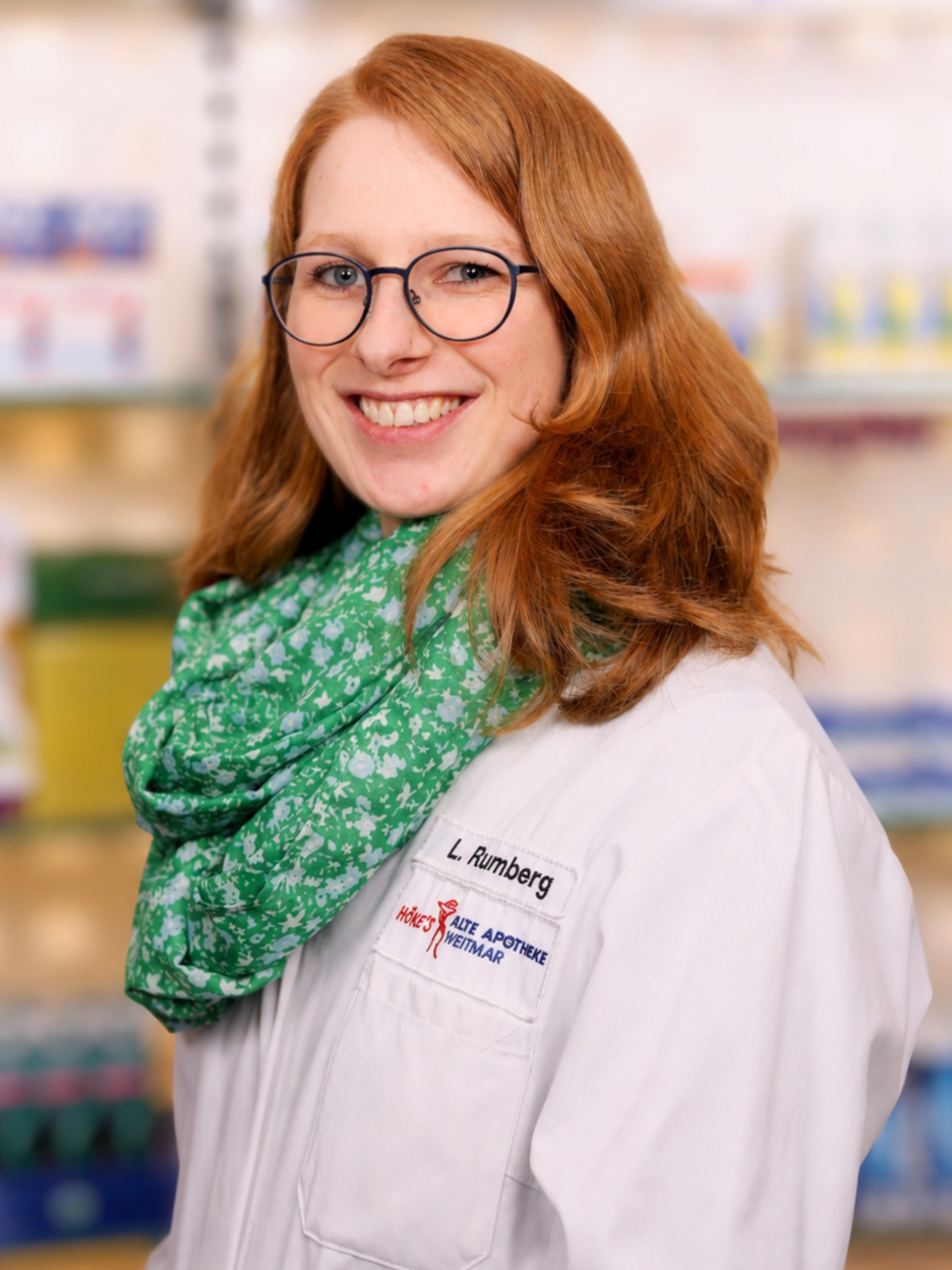 L. Rumberg von der Höxter Alte Apotheke in Netimar, Portrait einer Apothekerin mit grünem Schal