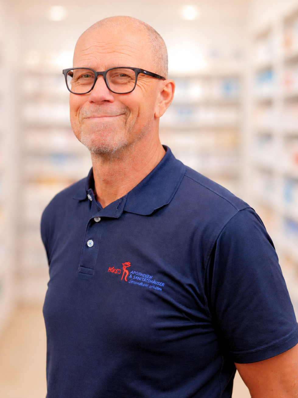 Mitarbeiter von Hökes Apotheken & Sanitätshäuser mit Firmenlogo auf Poloshirt