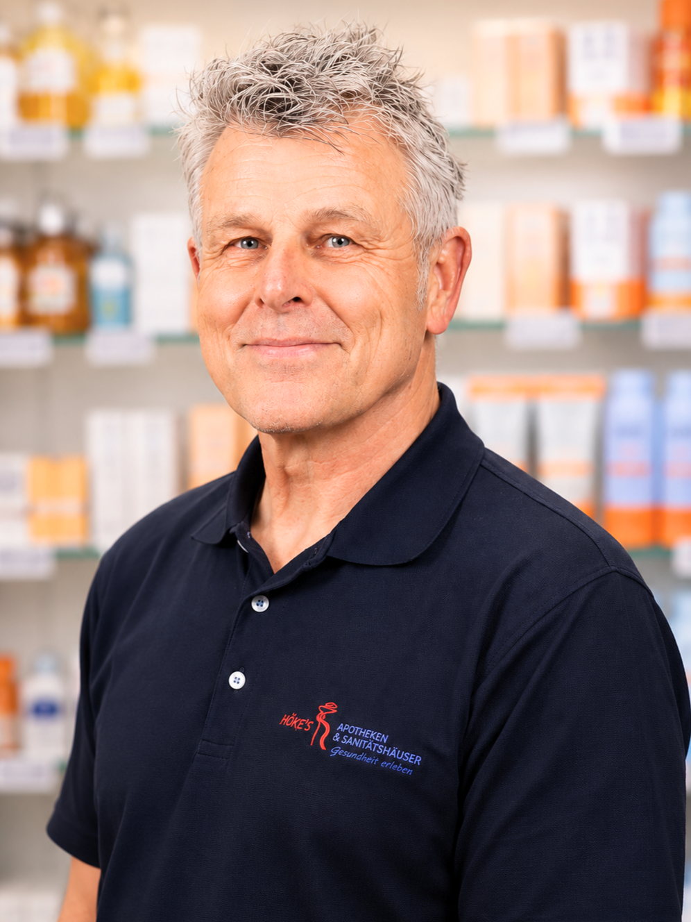 Mitarbeiter Hommann in Höke's Apotheke & Sanitätshaus vor Apothekenregal