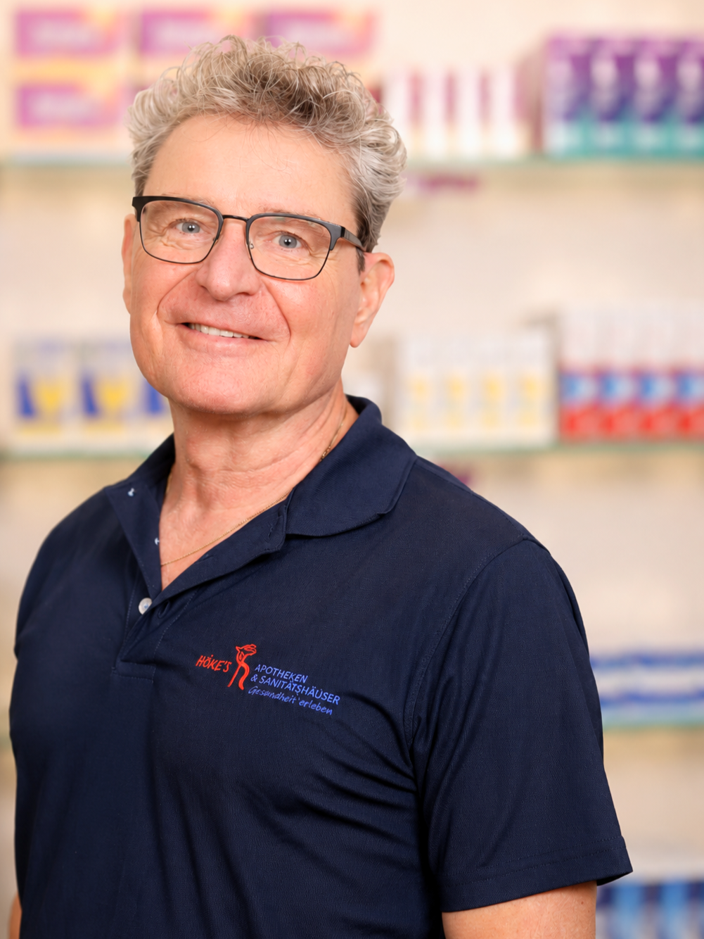 Mitarbeiter von Höke's Apotheken & Sanitätshäusern mit dunkelblauem Poloshirt, weichbrodt