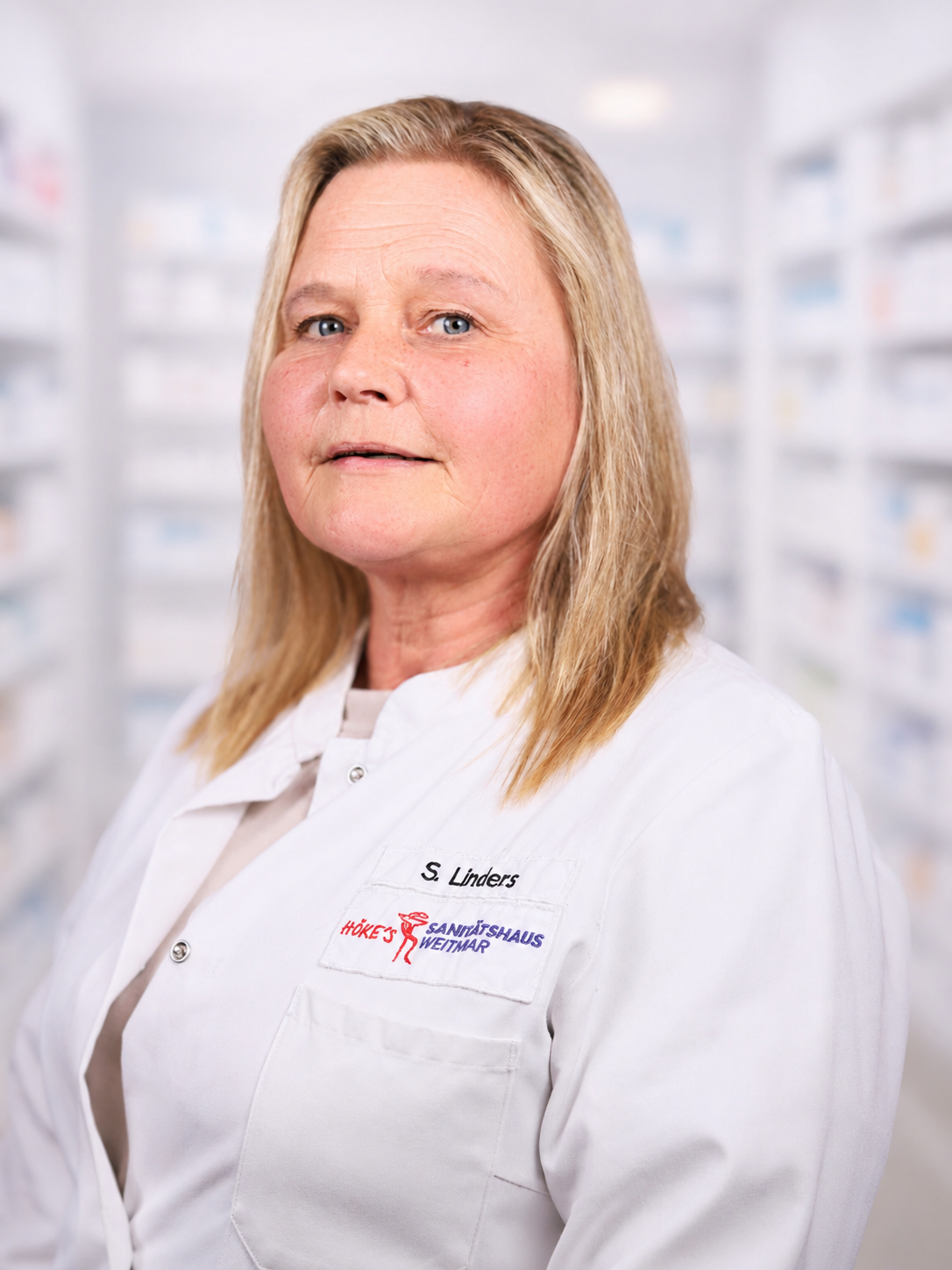 S. Linders im Sanitätshaus Weithar in weißem Kittel