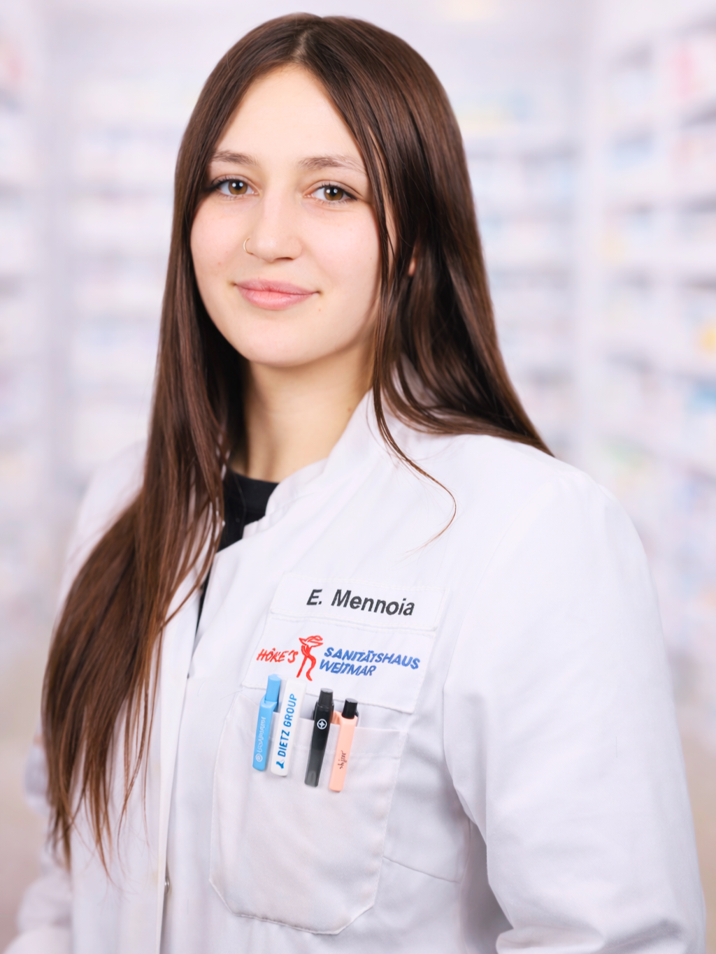 E. Mennoia im Sanitätshaus Wetmar, Mitarbeiterin mit weißem Kittel