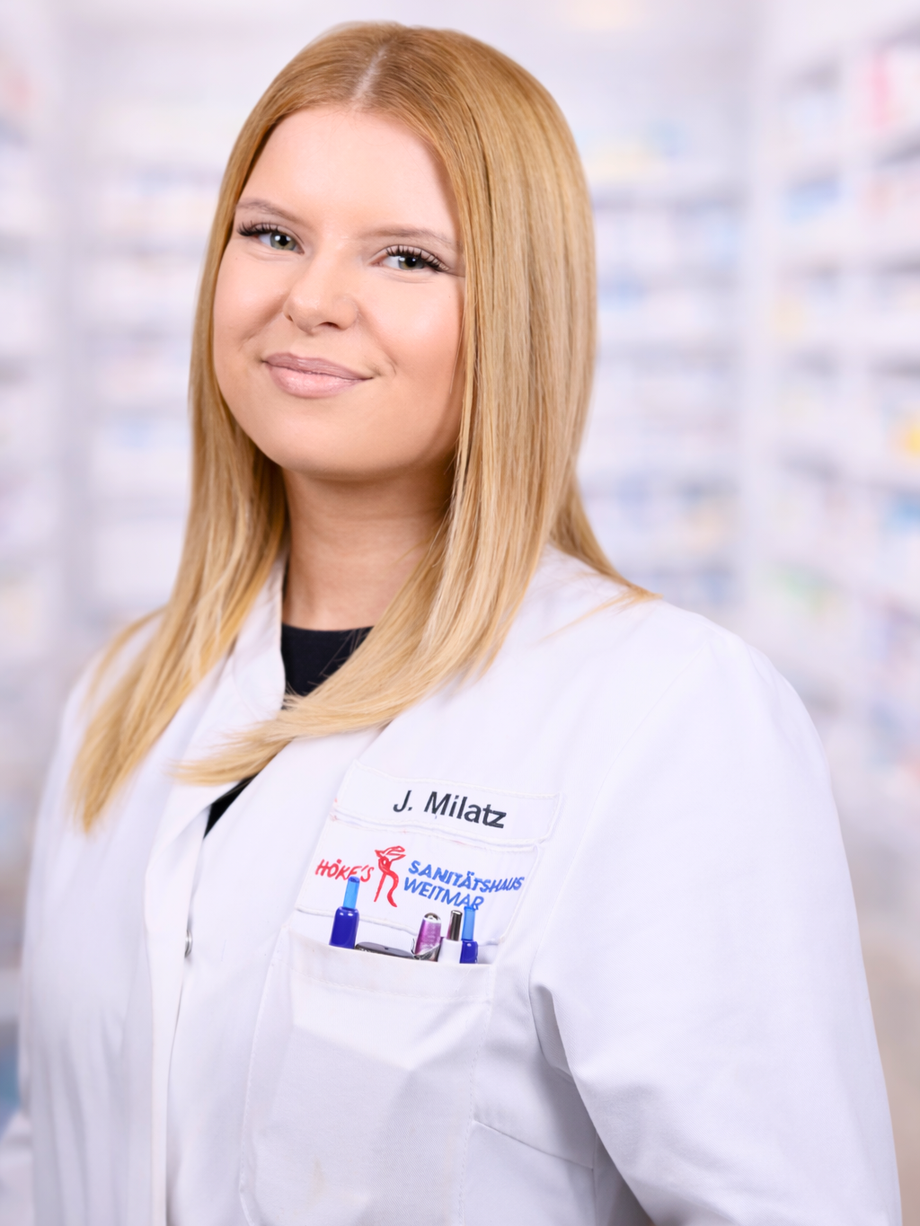 J. Milatz im Sanitätshaus Wetmar, Mitarbeiterin im weißen Kittel