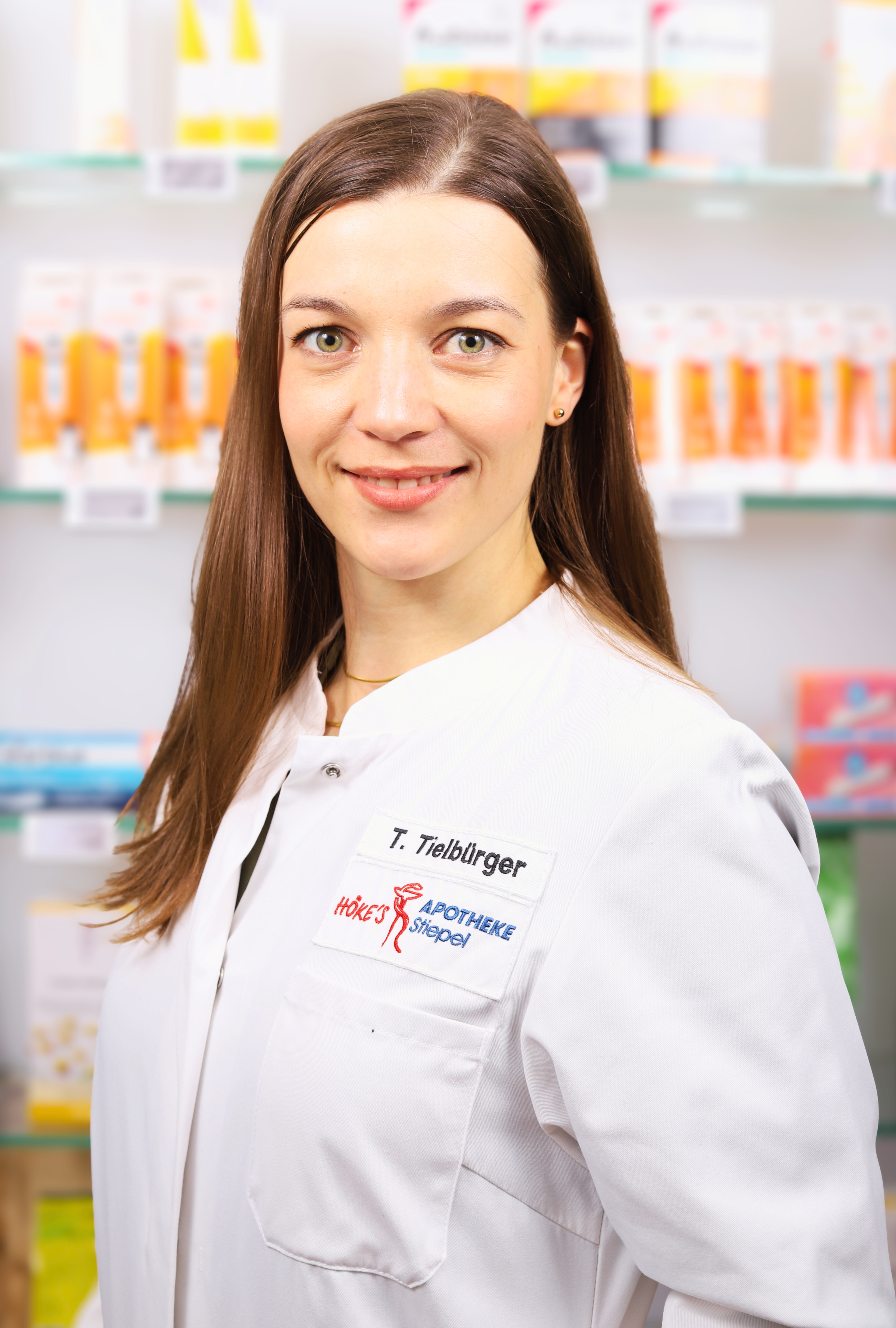 T. Tielbürger in der Höker Apotheke in Shopel, Apothekerin im weißen Kittel