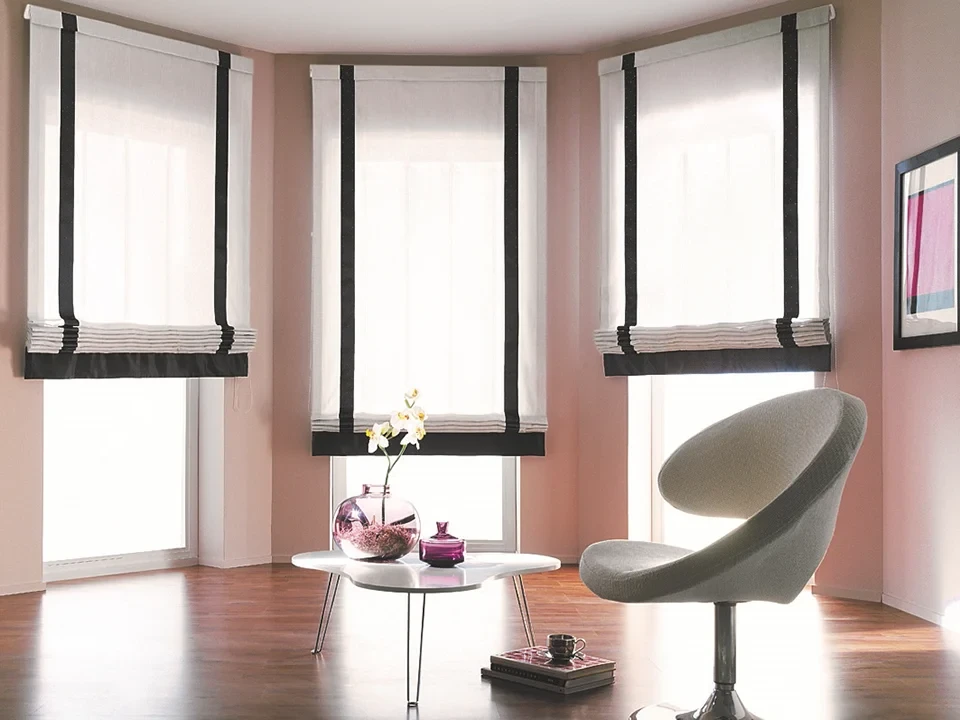 Modernes Wohnzimmerdesign mit stilvollen Vorhängen Modernes Wohnzimmer mit stilvollen Vorhängen und Designerstuhl