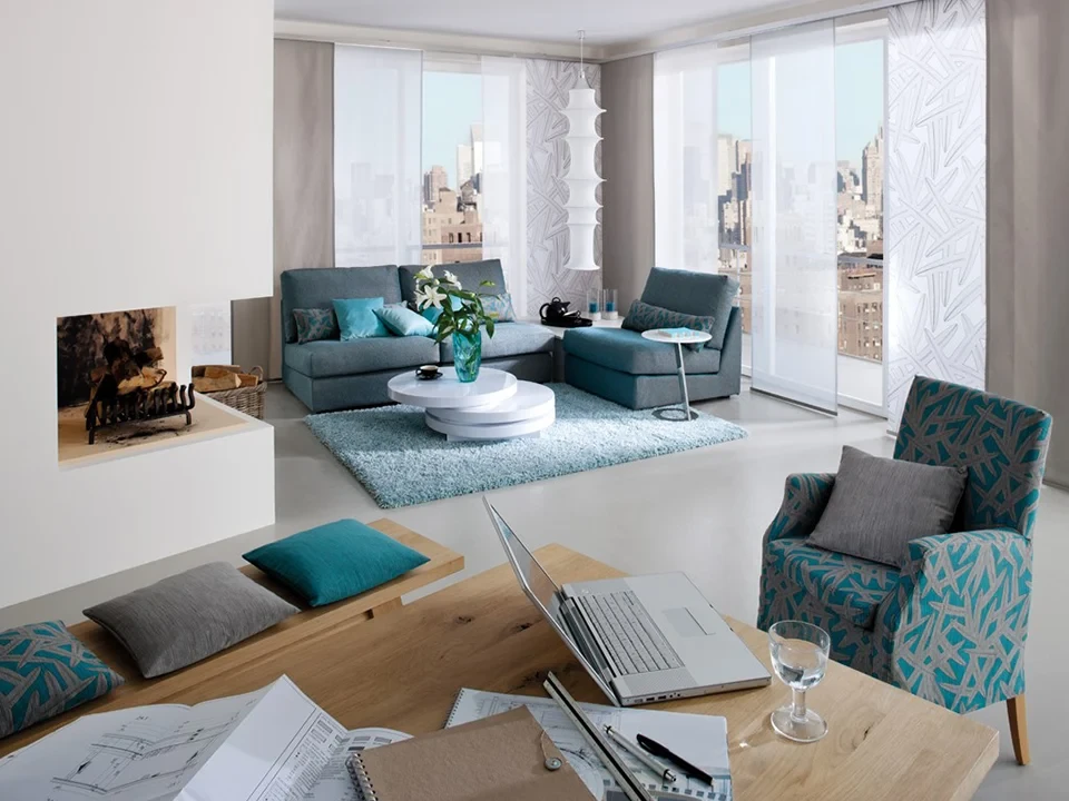 Modernes Wohnzimmer mit Stadtblick und stilvoller Einrichtung Modernes Wohnzimmer mit Blick auf die Stadt und stilvoller Einrichtung