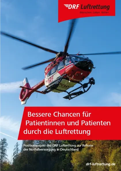 DRF Luftrettung Hubschrauber in Aktion mit Broschüre zur Patientenversorgung