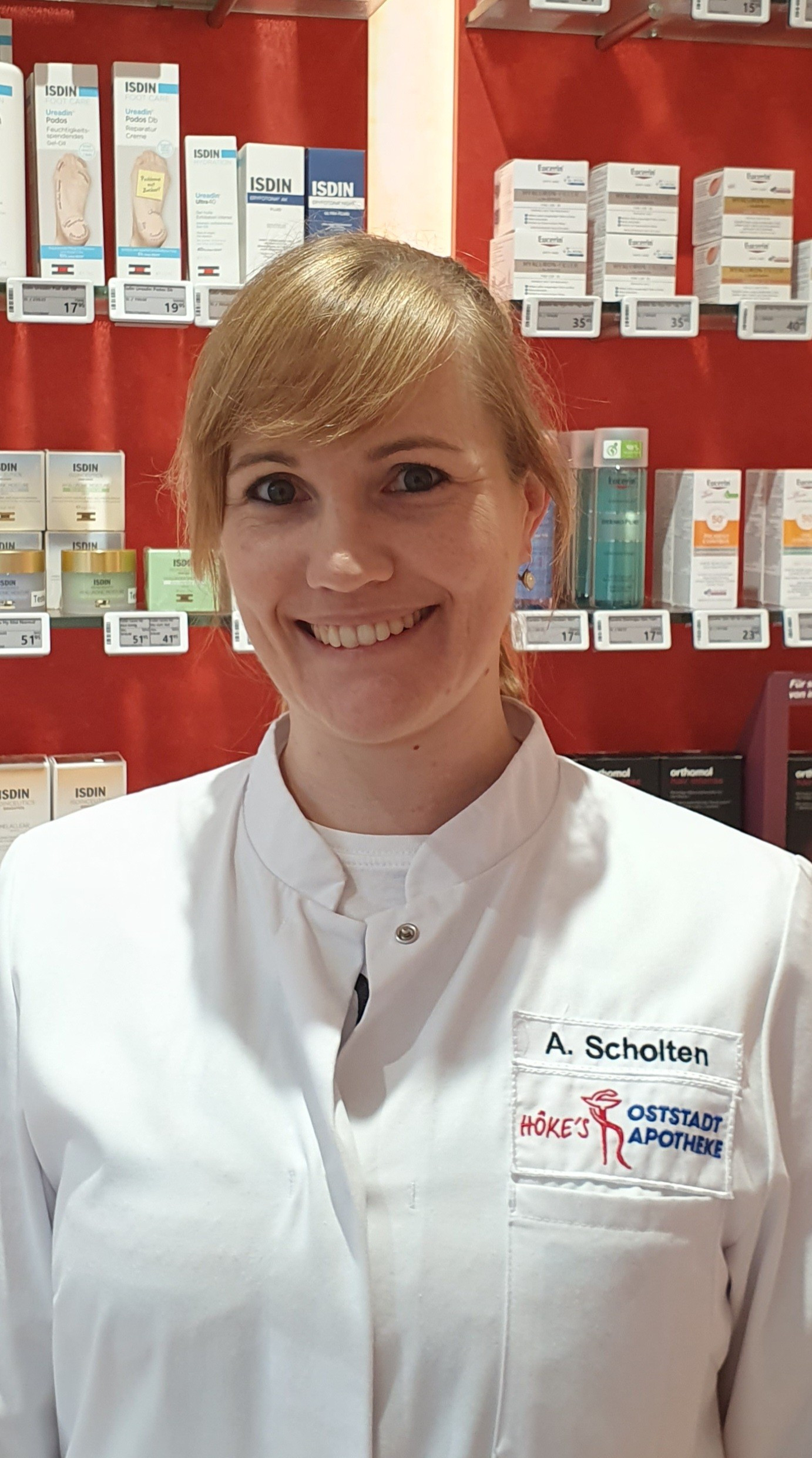A. Scholten in der Höker's Oststadt Apotheke vor ISDIN-Produkten