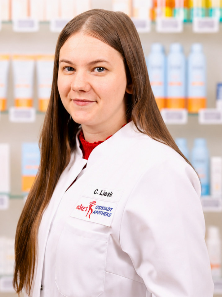 C. Liesk in der Hökes Oststadt Apotheke, Portrait einer Apothekerin im weißen Kittel