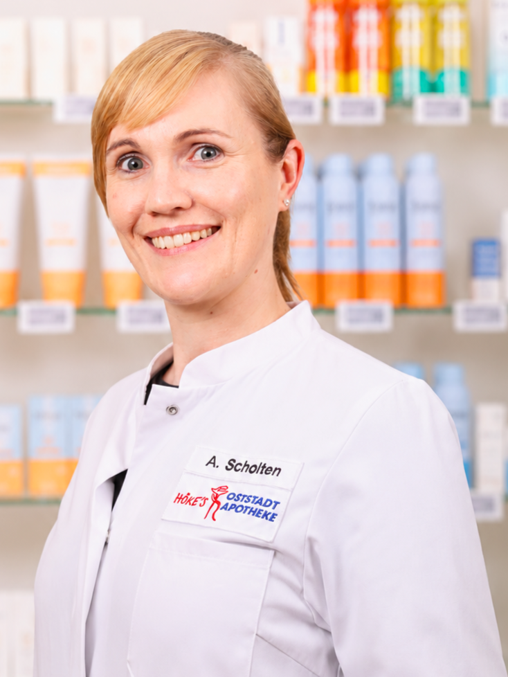 Apothekerin A. Scholten in der Hökes Oststadt Apotheke vor einem Regal mit Produkten
