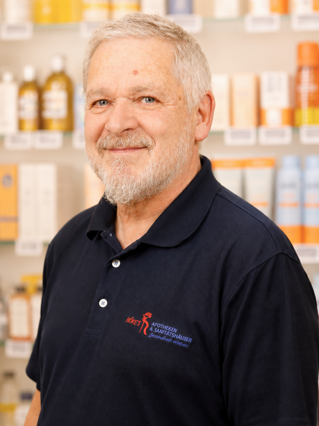 Porträt von Kretschmann in einer Apotheke, Mitarbeiter mit Poloshirt