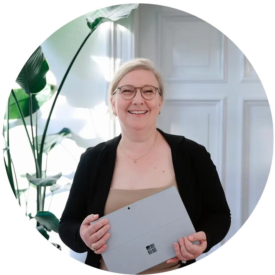 Jeanette Bazan Schmidt mit Tablet im modernen Büro, rundes Bildformat