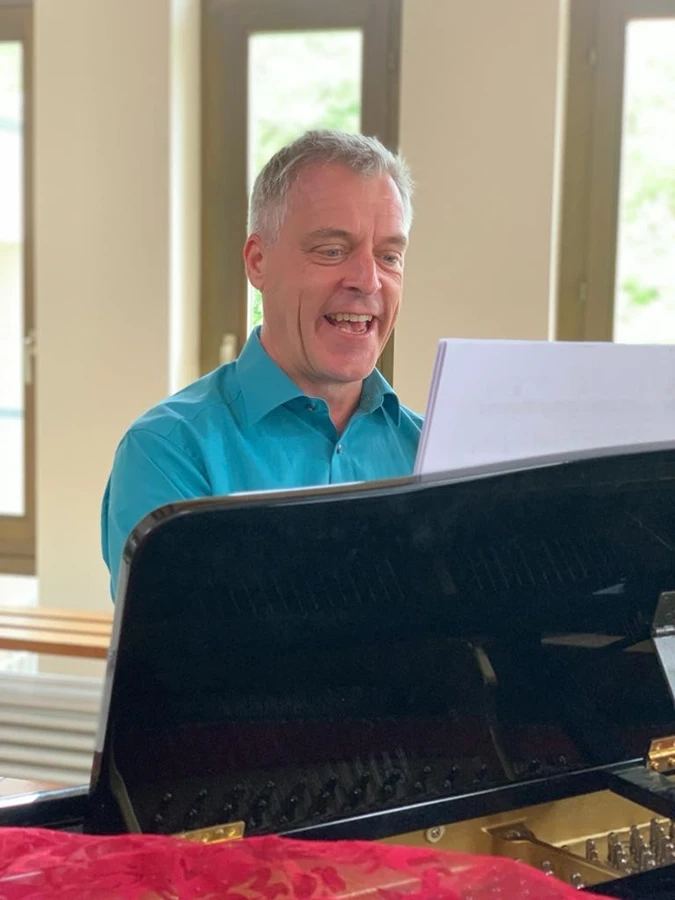 Mann spielt Klavier in einem hellen Raum