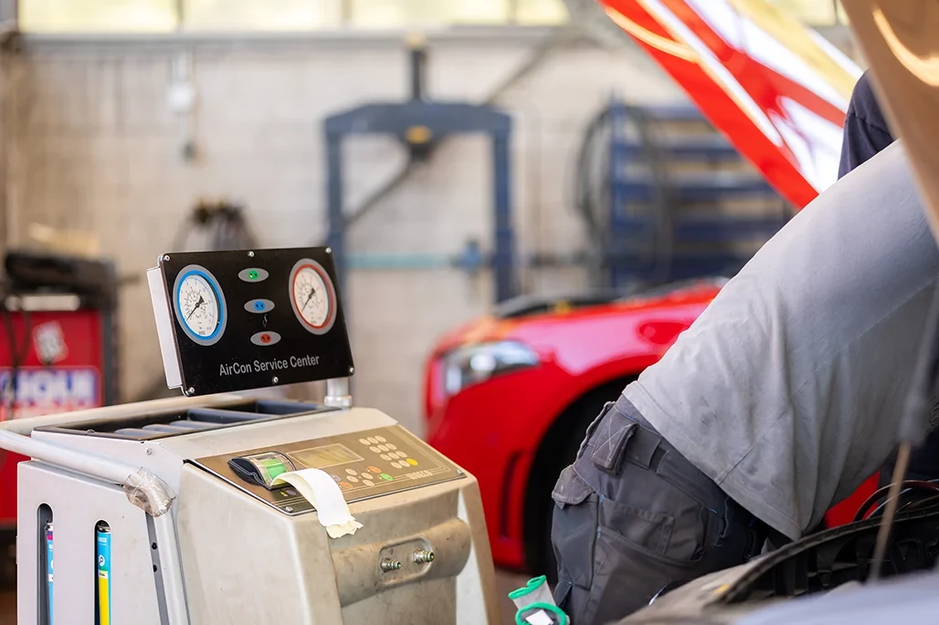 HU AU TÜV Werkstatt: Auto bei Hauptuntersuchung und Abgasuntersuchung